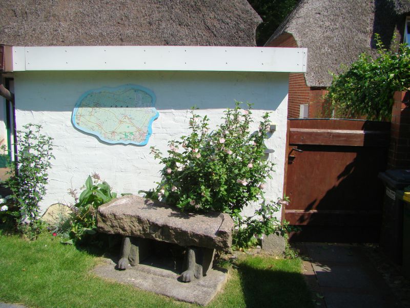 Granitbank mit Föhr-Info-Karte im Hintergrund