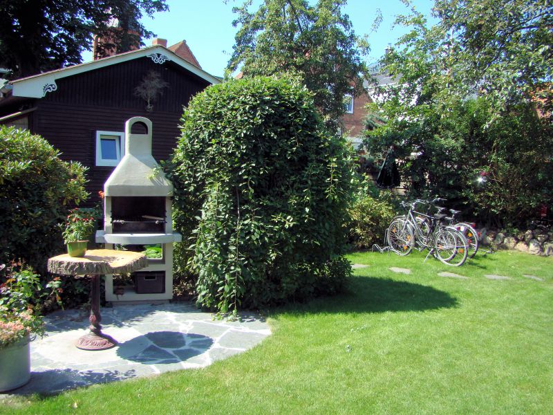 Grillecke mit Holztisch für die gemütlichen Abende