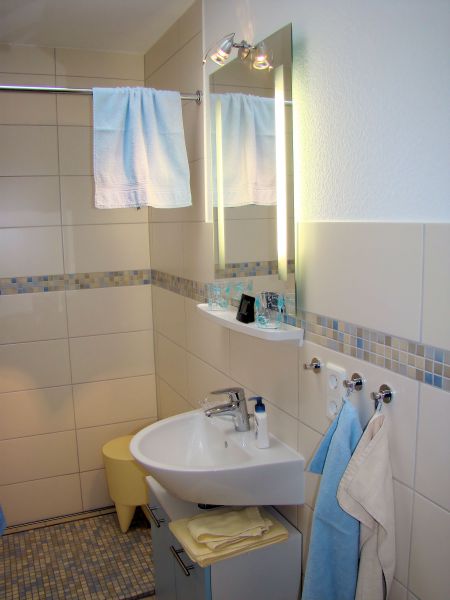 Badezimmer mit Blick auf Waschbecken