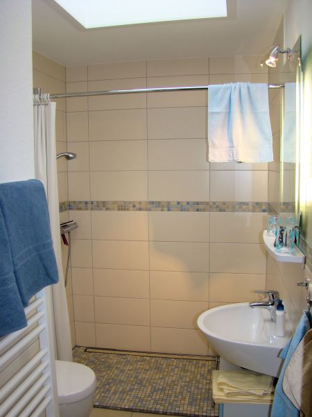 Badezimmer mit Blick auf WC und Dusche-Amaturen