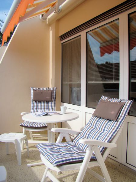 Bequemer Südbalkon mit Stühlen und Markise