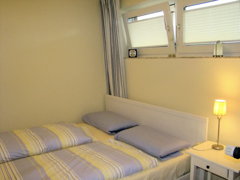 Schlafzimmer mit Doppelbett, Bettkasten und Schrank